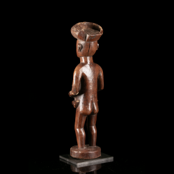 Vue arrière d’une statue de maternité Chokwe Luena en bois à patine brun rouge
