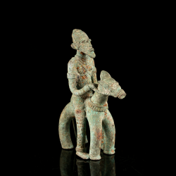 Figure équestre Djenné en alliage cuivreux du Mali, cavalier à cheval, vue de trois quarts