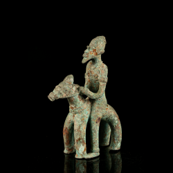 Sculpture équestre Djenné en alliage cuivreux, cavalier et cheval stylisés, vue opposée