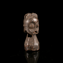 Petite sculpture Bembe à double visage Janus, vue de trois quarts