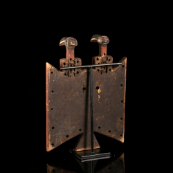 Dos du masque-planche Toussian Ioniaké Loniaken montrant les assemblages et le socle sur mesure