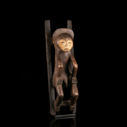 Statue Mbole Ofika de face, figure rituelle de la société Lilwa, République démocratique du Congo
