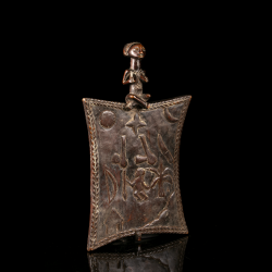 Tablette de mémoire Luba de type Lukasa en bois sculpté avec figure féminine, vue de trois quarts