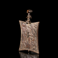 Planche Lukasa Luba de RDC ornée de motifs symboliques en relief et d’une figure féminine assise