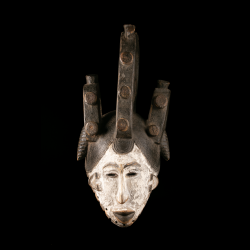 Masque Agbogho Mmuo Igbo à visage féminin blanc et haute superstructure en bois, vue de face