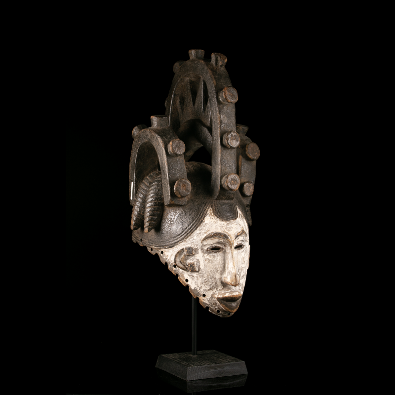 Masque Igbo Agbogho Mmuo ancien à visage blanc et grande coiffure ajourée, vue trois quarts