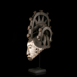 Masque africain Igbo Agbogho Mmuo du Nigeria avec coiffure sculptée monumentale, vue latérale