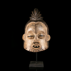 Masque heaume Suku Hemba en bois sculpté avec kaolin, vue de face sur socle