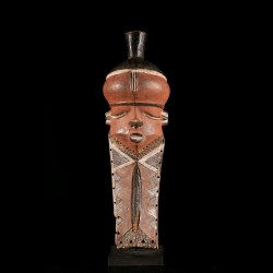 Masque Pende Giwoyo polychrome ancien de République démocratique du Congo, vue de face