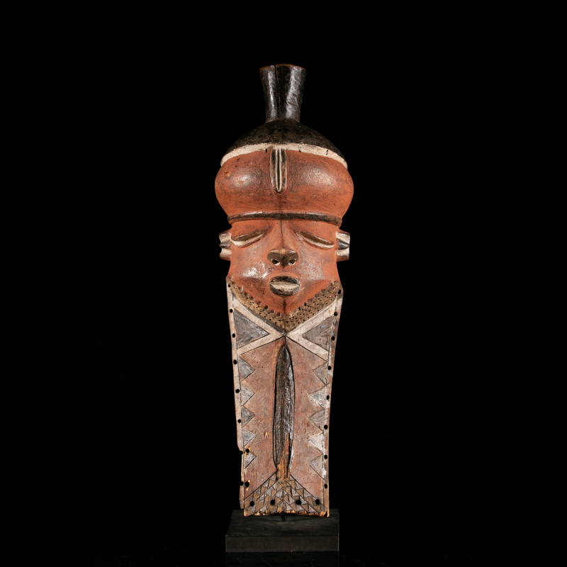Masque Pende Giwoyo polychrome ancien de République démocratique du Congo, vue de face