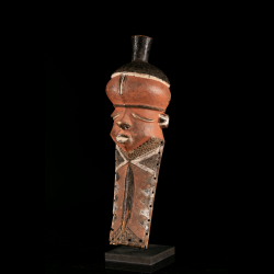 Masque africain Pende Giwoyo en bois sculpté et pigments rouges noirs et blancs, vue trois quarts