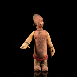Figure funéraire Bwende Niombo en textile avec bouche ouverte et décor sur le torse, vue de face
