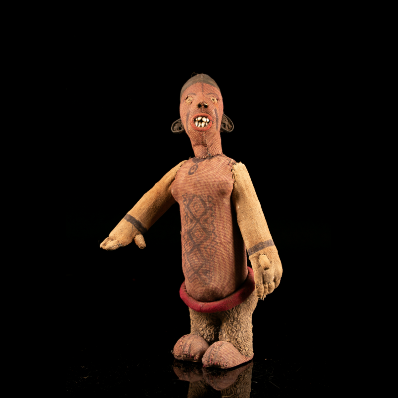 Poupée reliquaire Bwende Niombo ancienne en textile et fibres de République démocratique du Congo, vue trois quarts