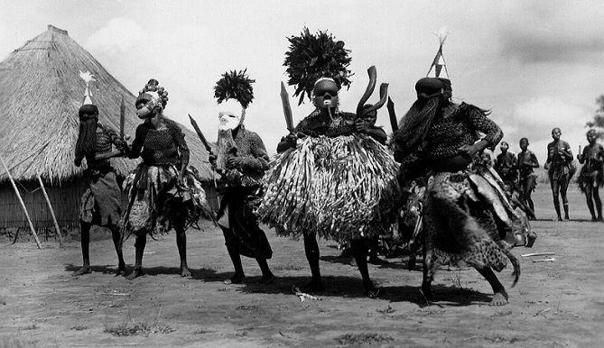 Danseurs africains Salampasu avec masques Mukinka