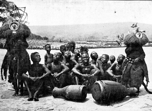 Masques africains Yaka lors de l'initiation