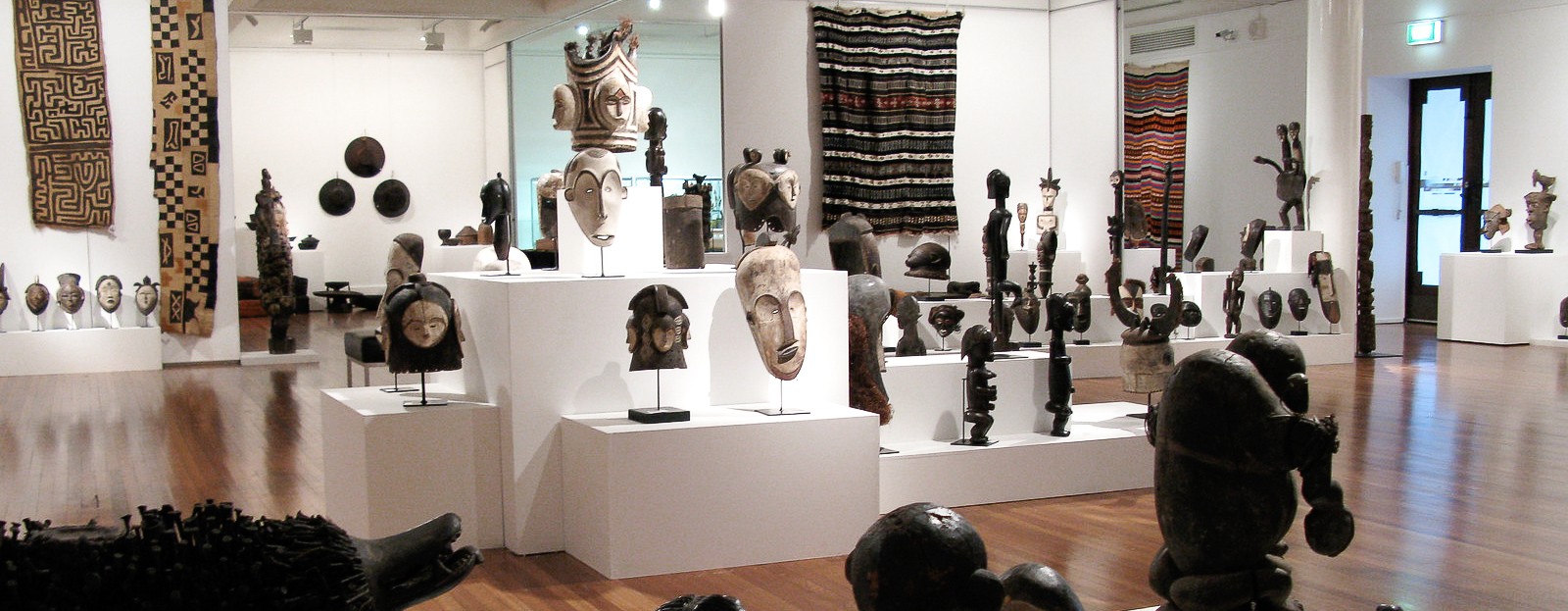 Dans cette galerie d'art africain, on voit des masques et heaumes Fang Ngil et Ngontang, des masques Punu Okuyi, des objets d'art primitif Kongo, des statues Fang Byeri