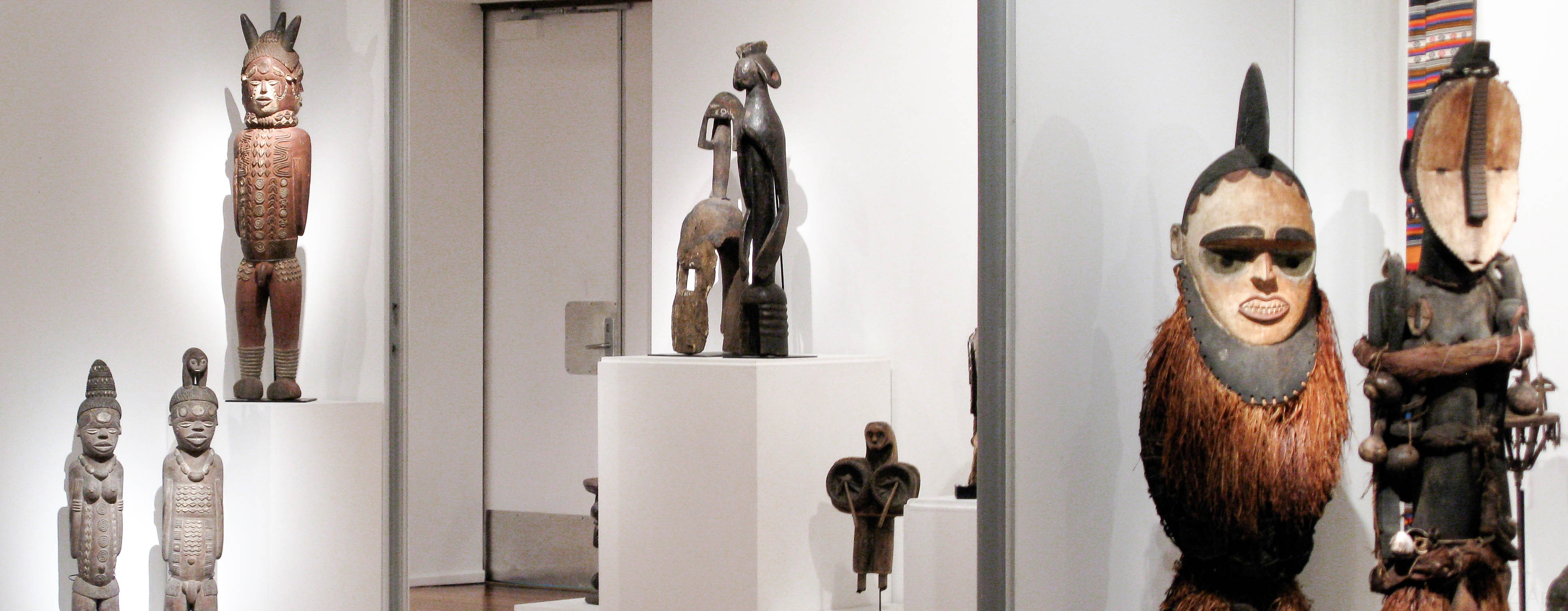 Des statues africaines Kuyu du Congo, des objets d'art Mumuye au Nigéria dont une statue Lagalagana et un maque d'épaule Sukwava ou Karim dans une galerie d'art africain traditionnel